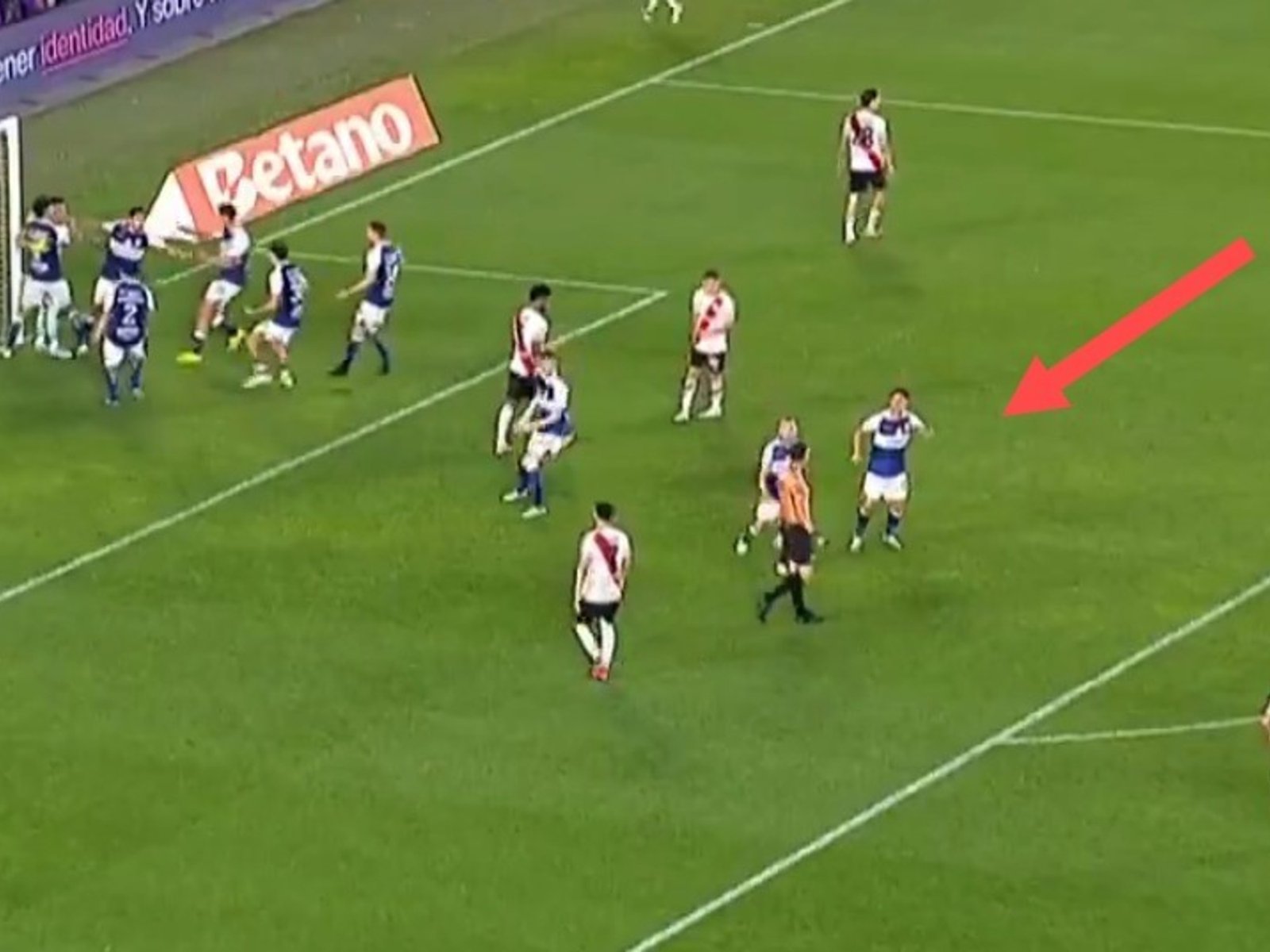 Gimnasia: de los jugadores que le festejaron el penal errado al árbitro a estar casi salvado del descenso :: Olé