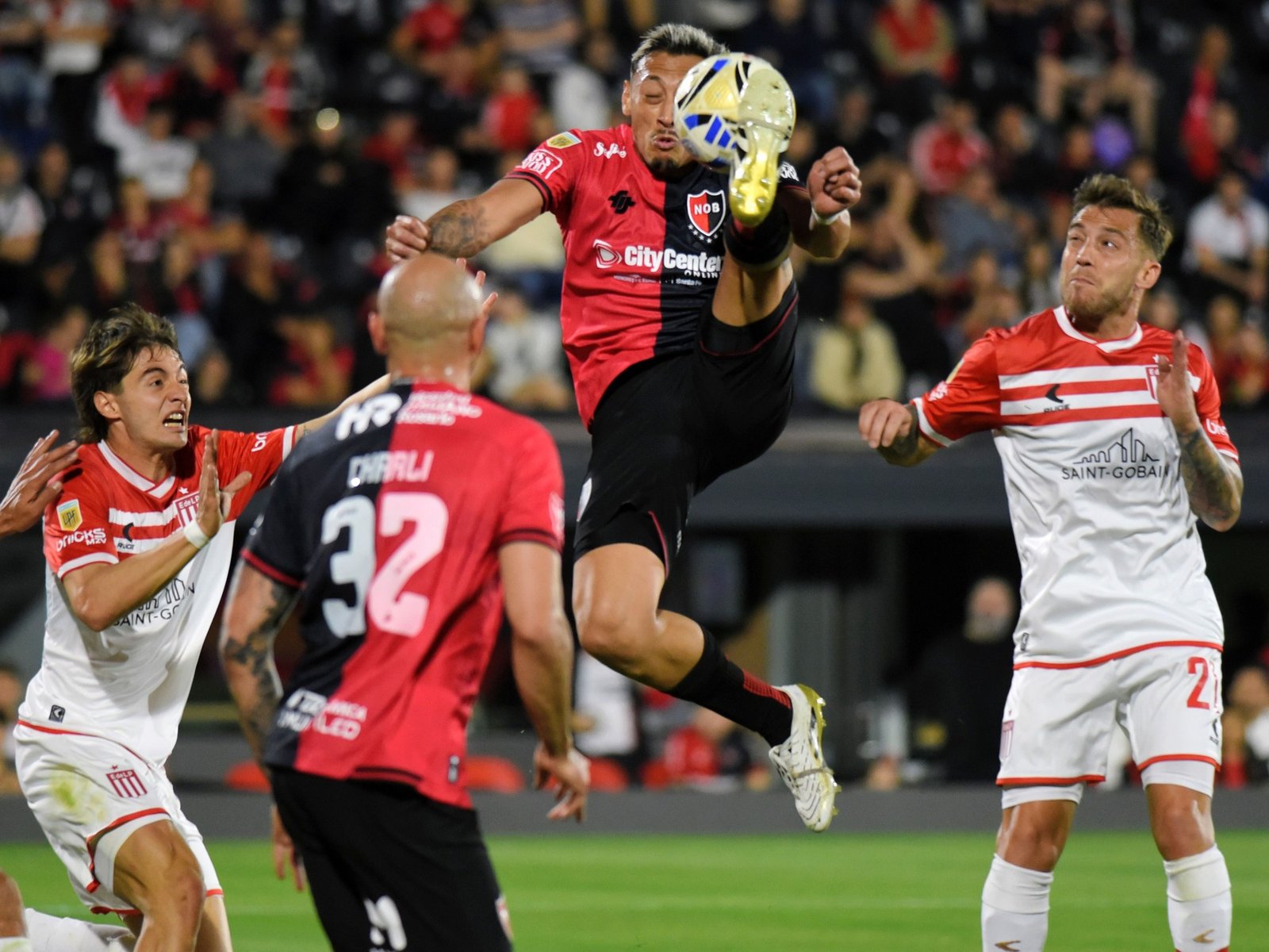 Los 14 jugadores a los que se les vence el contrato en Newell's y la baja asegurada :: Olé