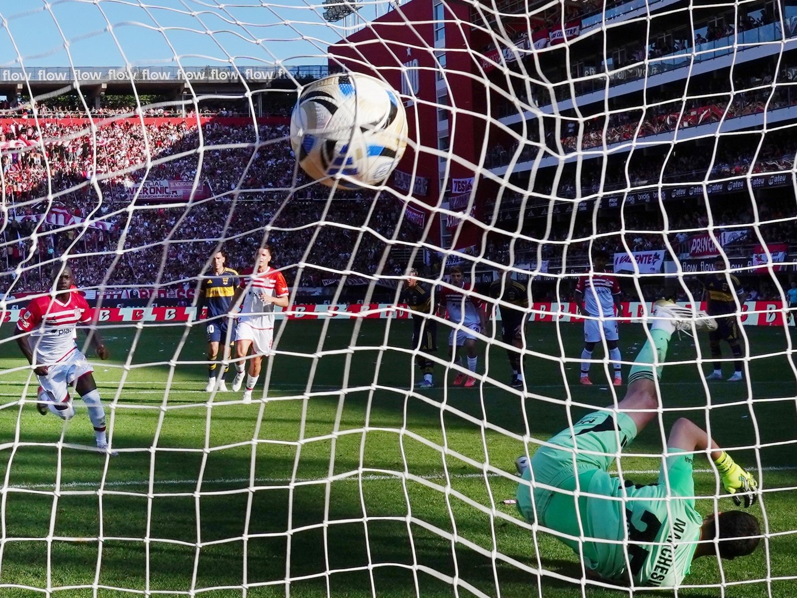 dejó en ridículo a Barinaga con “la elástica” y le picó la pelota a Marchesín en el penal