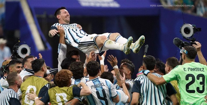Messi y la felicidad tras la victoria. Foto: Juano Tesone / Enviado especial.