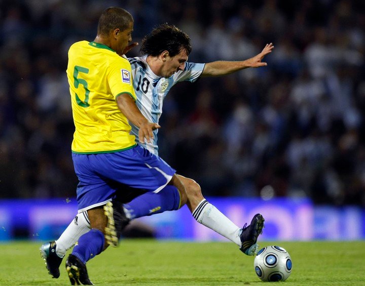 Felipe Melo contra Messi, en las Eliminatorias del Mundial 2010. (REUTERS/Marcos Brindicci)