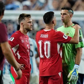 El capitán de Suiza publicó un emotivo posteo tras la eliminación con Argentina y el Dibu tuvo un particular gesto