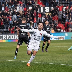 Colón goleó y es escolta en la Primera Nacional