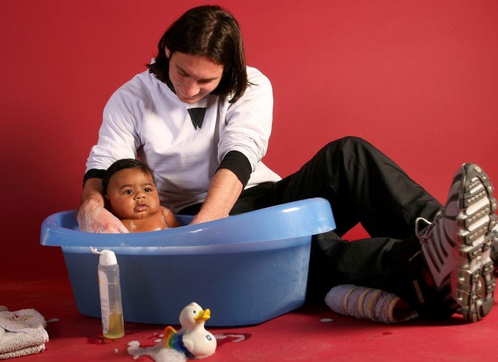 Messi en 2007 con Lamine Yamal, en el marco de una campaña de Unicef. (Foto: EFE)