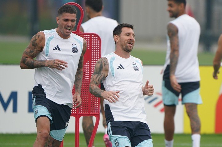 "Por la última de Leo..:". Messi, a pleno en la previa de la final con España (Juano Tesone).