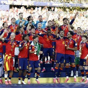 España hace historia: es campeona del mundo en hombres y mujeres y escaló al número 1 del ranking FIFA