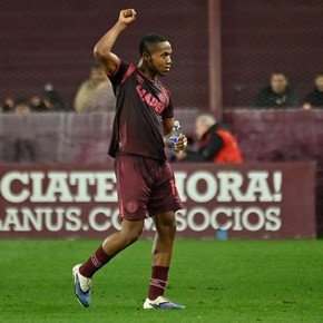 Lanús le ganó a un San Lorenzo que pegó tres pelotas en los palos