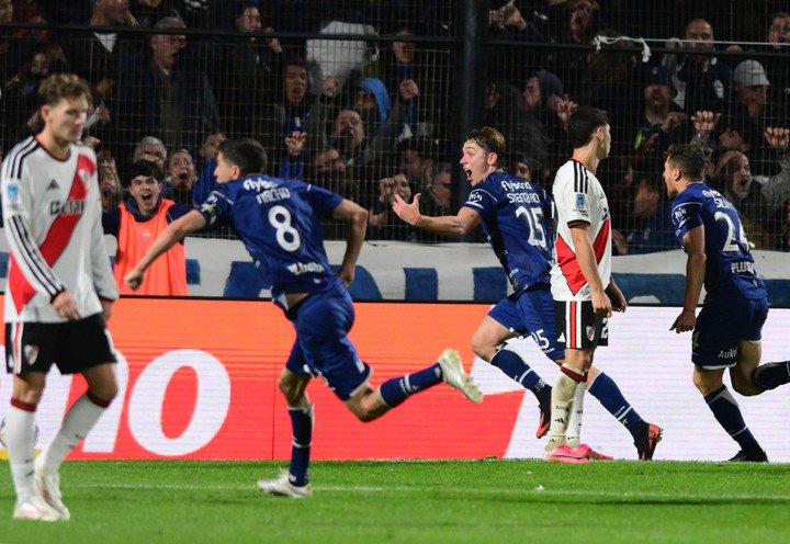Festejo de Steimbach tras su gol en Gimnasia vs River (FOTOBAIRES - FTP CLARIN).
