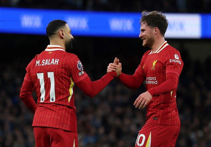Mohamed Salah y Alexis Mac Allister, en tiempos del Liverpool. Foto: Reuters/Lee Smith.