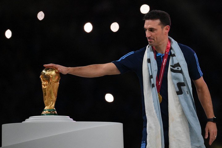 Lionel Scaloni y la Copa del Mundo. (AFP)