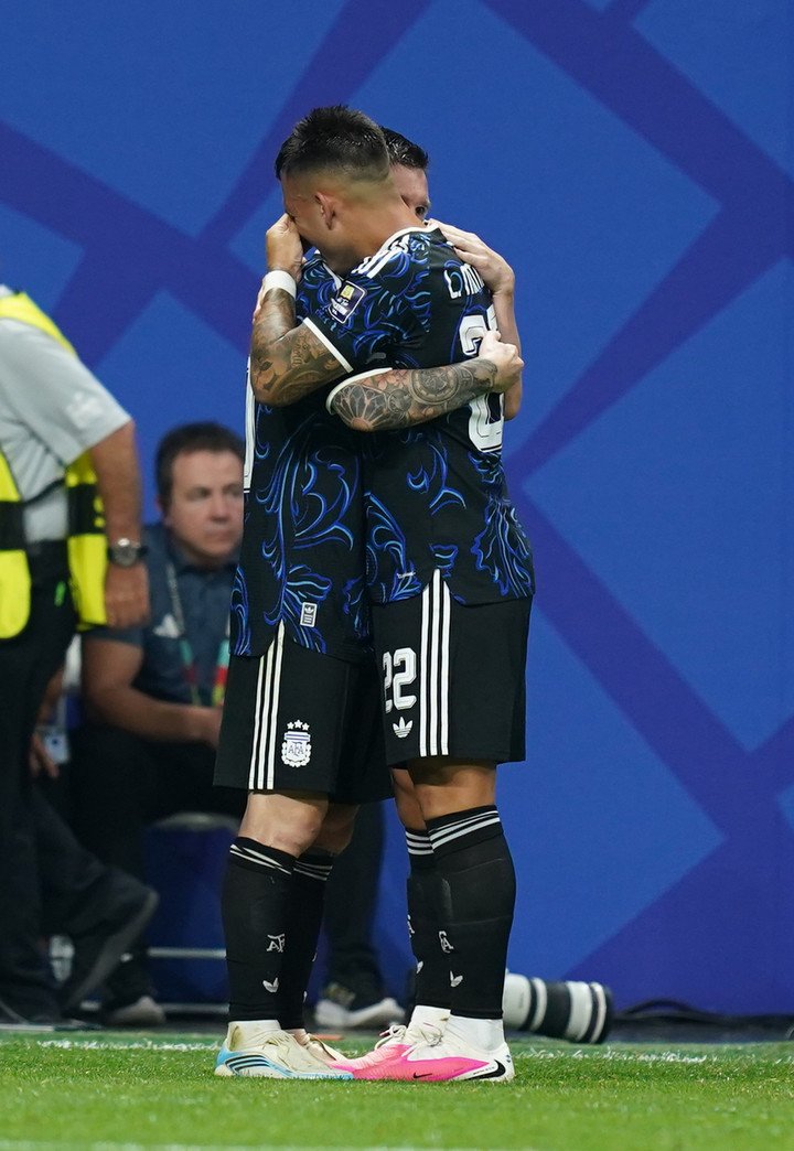 Messi abraza a Lautaro (Juano Tesone).
