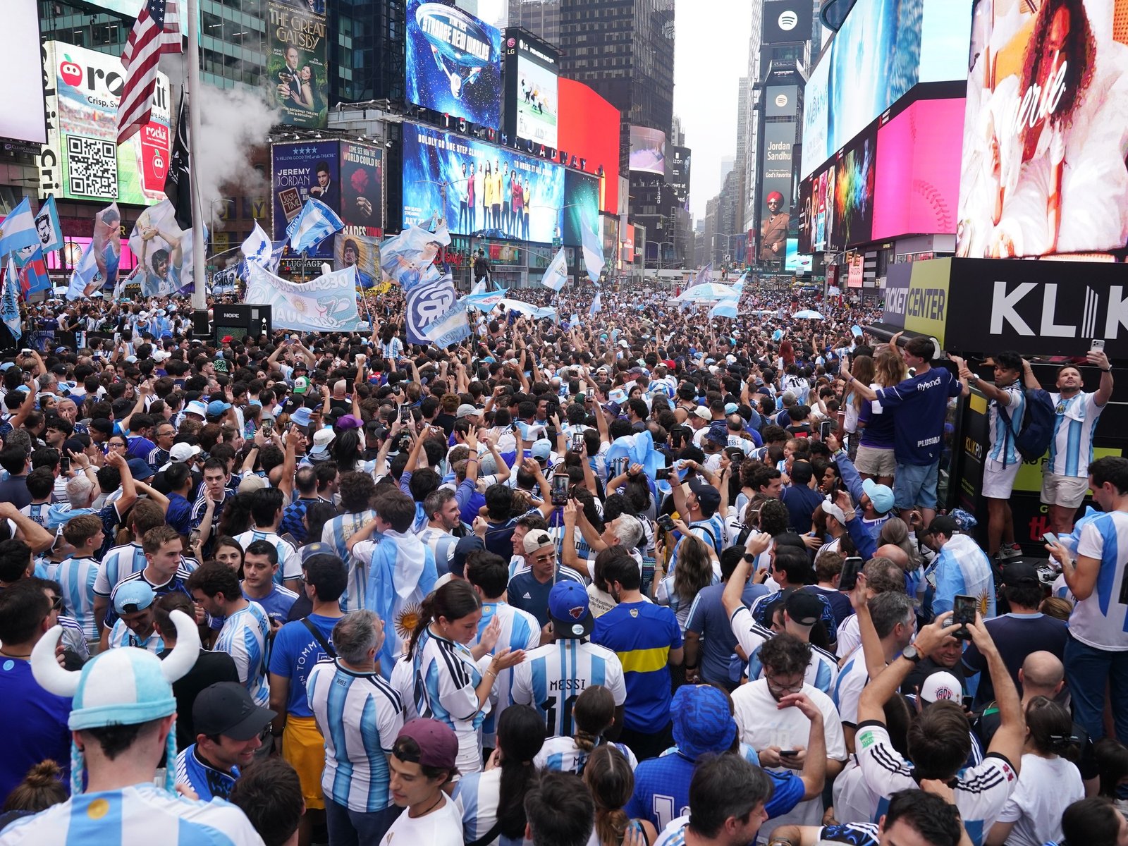 20.000 hinchas, un local con récord de ventas y un diluvio para calmar la espera por la final