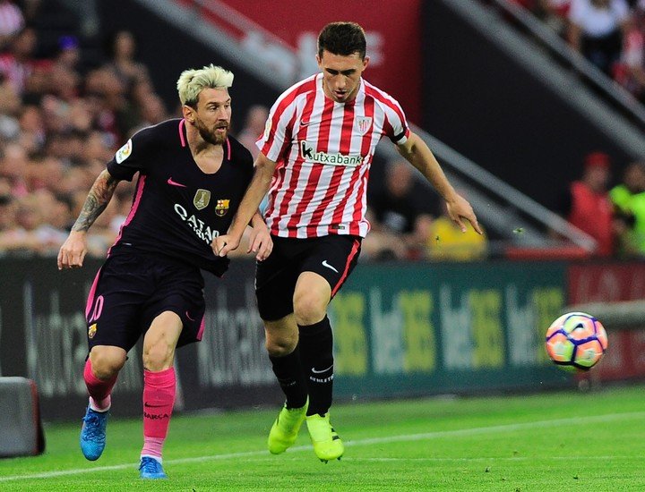 Laporte, en su primera etapa en al Athletic de Bilcao, contra Messi en el Barcelona, en 2016.