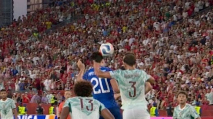 El contacto con la pelota que observó el VAR y por el que se anuló el 2-2.