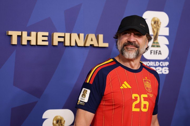 Javier Bardem llegó a la cancha. (AP)