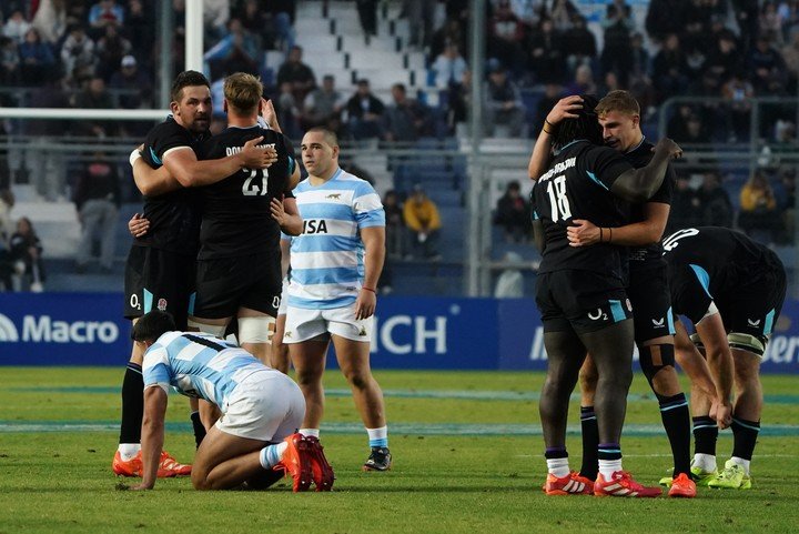 Festejo de los ingleses en el 2025 tras el 22-17 en San Juan.