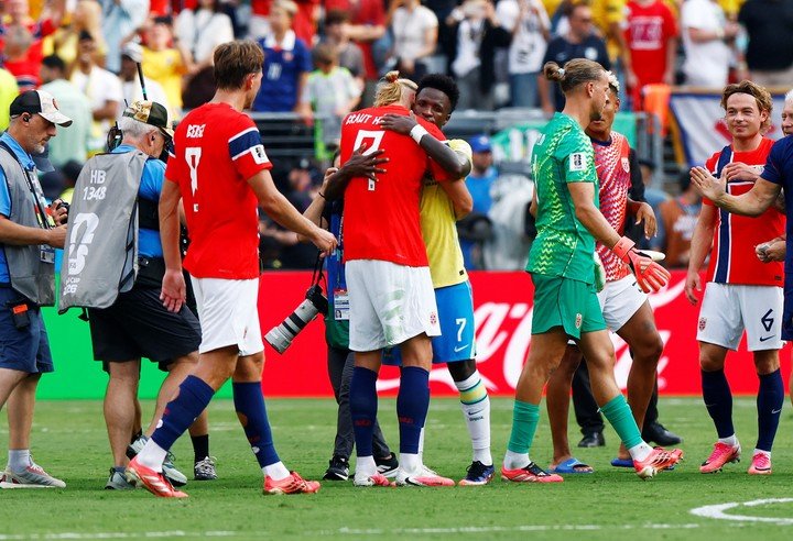 Erling Haaland con Vinicius en el Mundial. (REUTERS/Jeenah Moon)