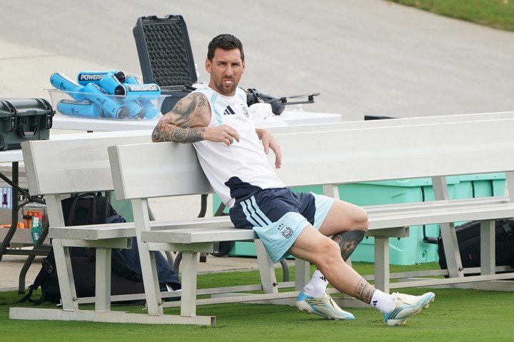 La calma antes de la tormenta. Lionel Messi, relajado durante el último entrenamiento previo al choque contra Inglaterra. Foto: Juano Tesone/Enviado especial.
