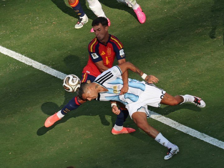 Medina con Zubimendi, en la final del Mundial.
EFE/EPA/SARAH YENESEL