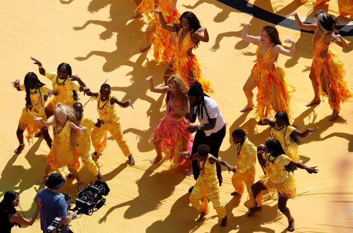Shakira, cantando en el entretiempo (REUTER).