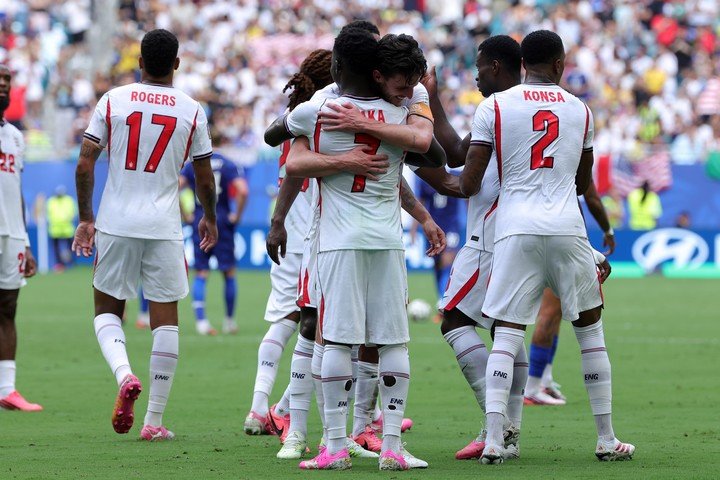 Bukayo Saka, otro de medias rotas, cerró el Mundial con un hat-trick. Foto: EFE / EPA / CRISTOBAL HERRERA-ULASHKEVICH.