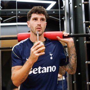 Luego de meterse en la lista del Mundial a último momento, Senesi tuvo su primer entrenamiento con el Tottenham