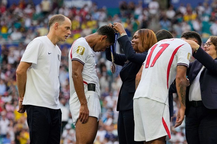 Tuchel a punto de recibir la medalla de bronce en el partido por el tercer puesto (AP Photo).