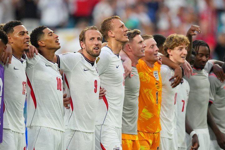El abrazo de los ingleses (AP).