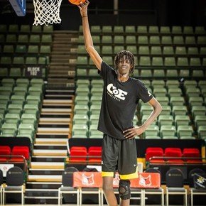 Tiene 18 años, mide más que Wembanyama y ya hace ruido en la NBA