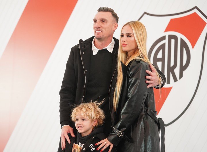 Armani junto a su esposa, Daniela Rendón, y el pequeño Valentino (Foto: Marcelo Carroll).