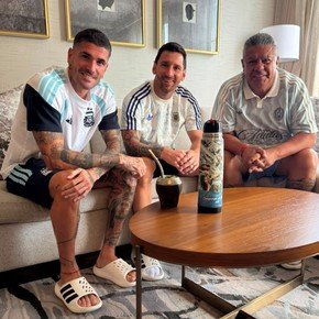 La foto cábala de Chiqui Tapia antes de enfrentar a Inglaterra en el Mundial