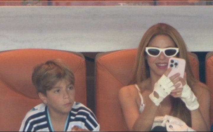 Shakira con su hijo, vestido con la camiseta de la Selección. (Foto: TV).