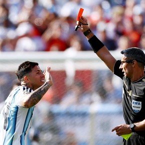 Se retiró el árbitro que dirigió la final entre Argentina y España en el Mundial 2026