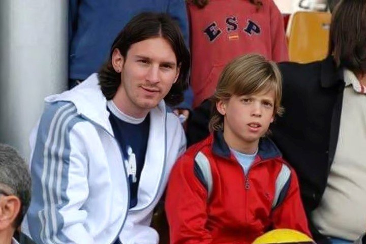 Olmo con un joven Messi en las tribunas del estadio.