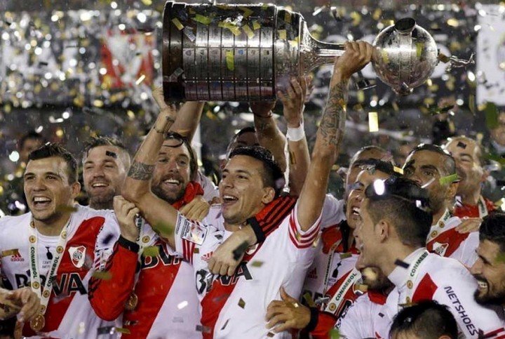 Leonel Vangioni con la Libertadores que ganó en River Plate.