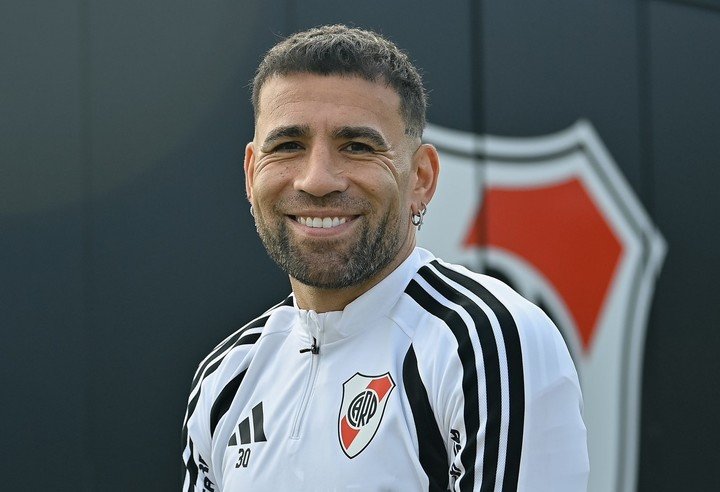 La sonrisa de Otamendi con la pilcha del Millonario. Prensa River.