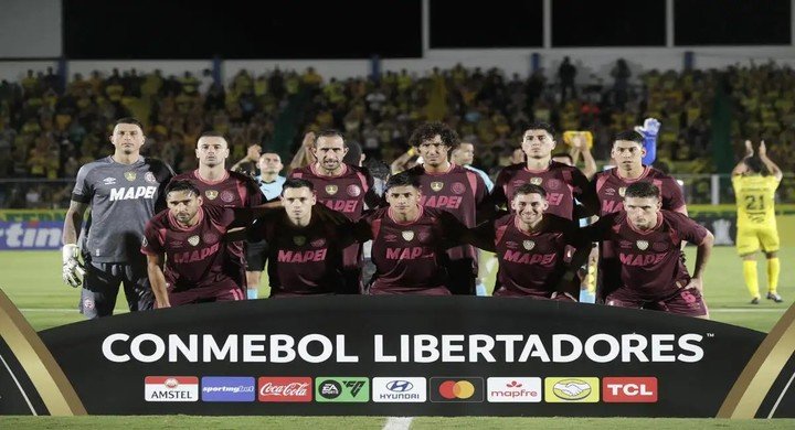 Lanús recibe a Cienciano.