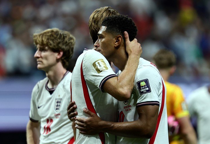 Harry Kane y Jude Bellingham después del final del partido. (EFE/EPA/RONALD WITTEK)