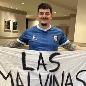 ¿Quién se quedó con la famosa bandera de Malvinas de la Selección Argentina?