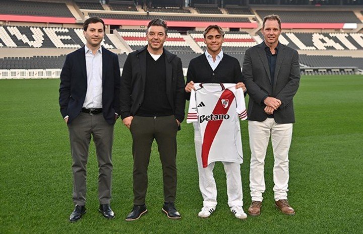 Alex Woiski junto a Gallardo, Brito y Di Carlo (Prensa River).