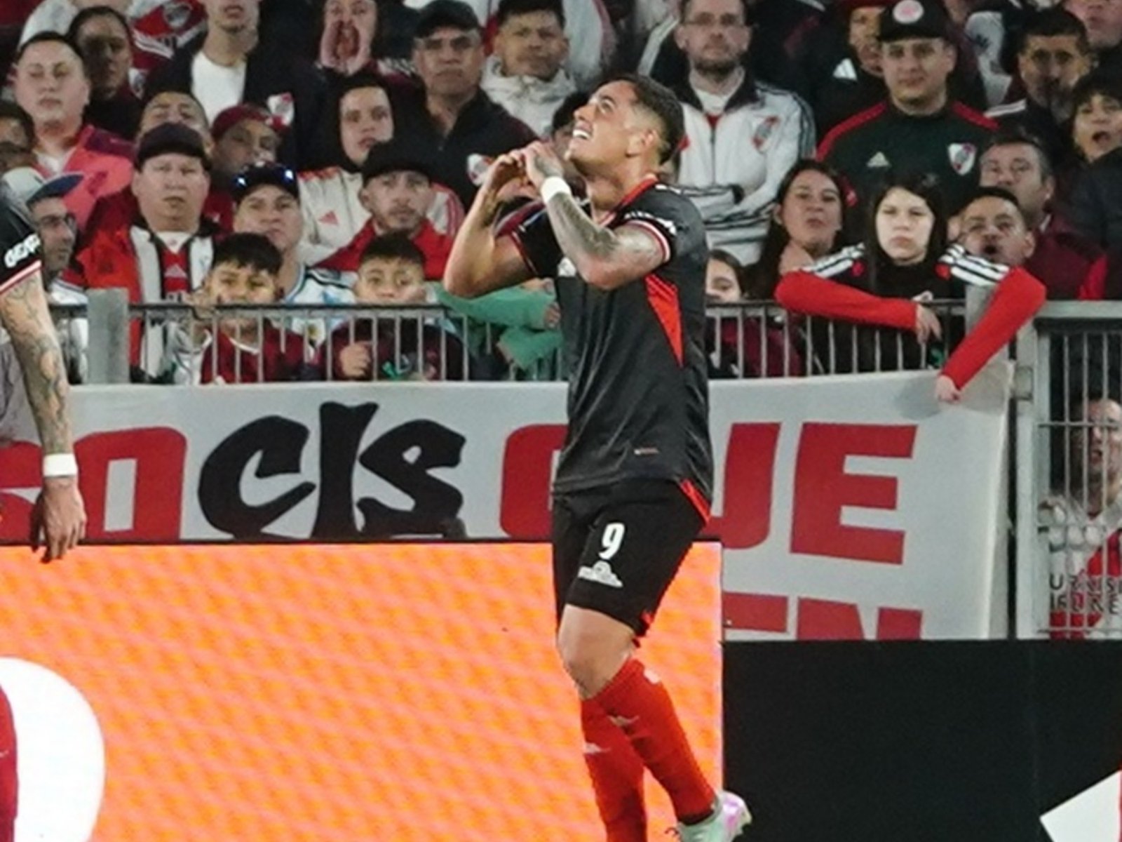 Acusan de violencia de género al futbolista que le dio el triunfo a Barracas Central frente a River: qué dijo el club