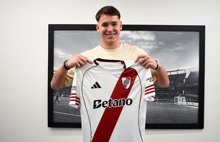 Jaroszewicz firmó su primer contrato en River. Foto: prensa River