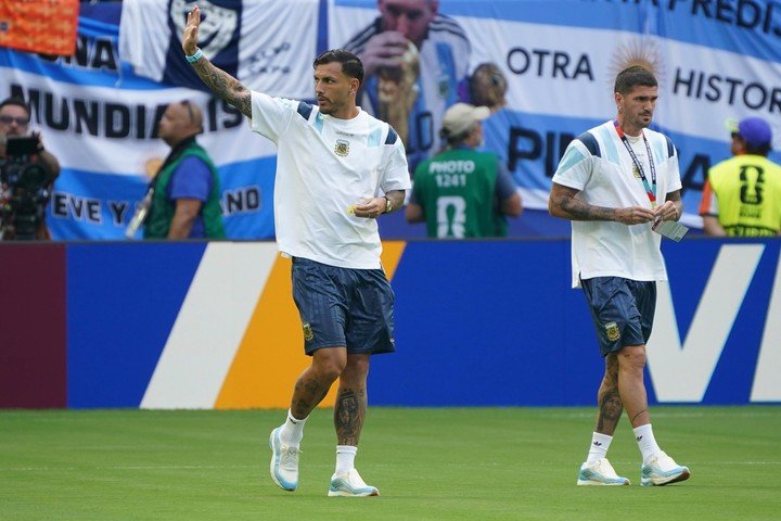 Paredes y De Paul, con su ritual de los caramelos pre partido. Foto Juano Tesone / Enviado especial - CLARIN