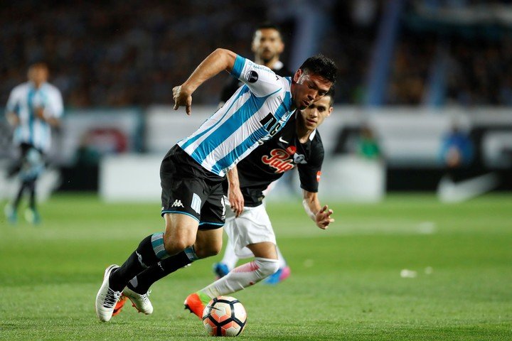 Vittor supo defender los colores de Racing. (EFE/David Fernández)