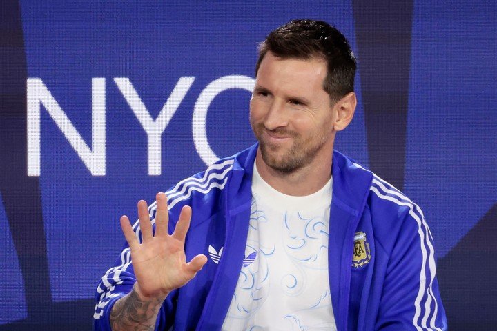 El saludo de Messi a los fanáticos presentes. (Foto: EFE)