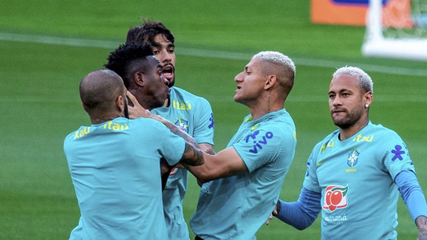Bromas en el entrenamiento de Brasil