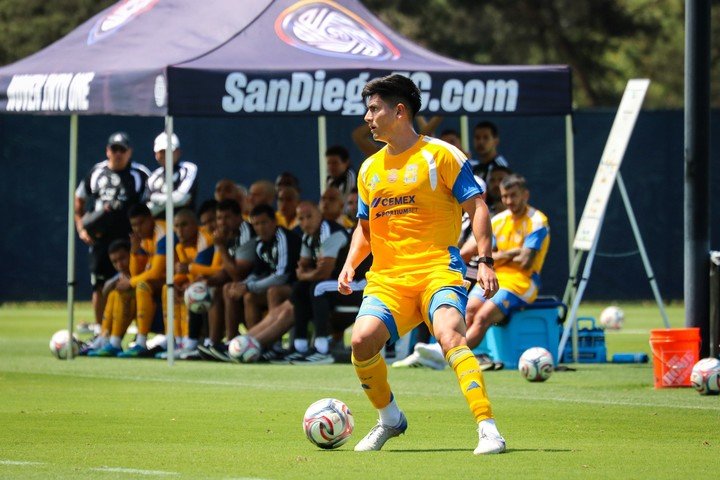Angelito Correa, de fondo, en el amistoso anterior de los Felinos, ante San Diego FC (Prensa Tigres)
