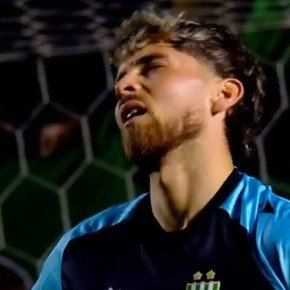 El gol más insólito del torneo: Sanguinetti se lo regaló a Sarmiento