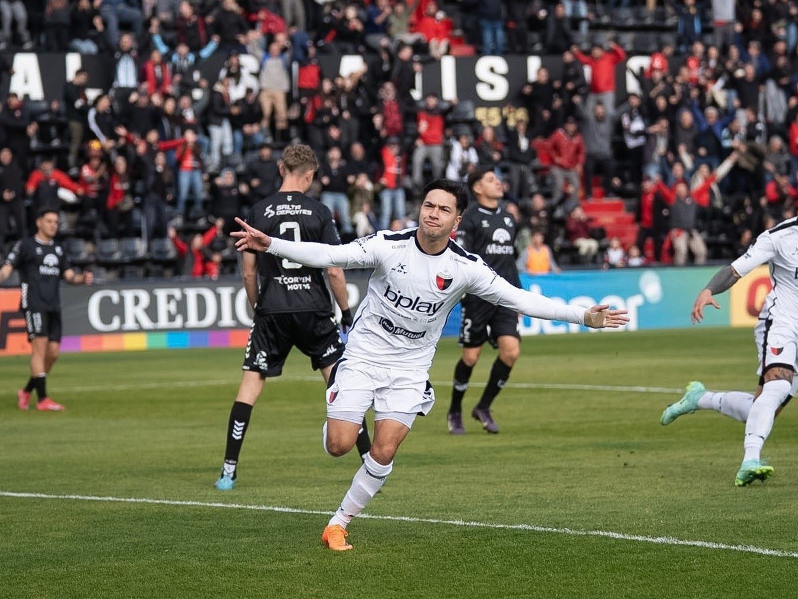 Colón goleó y es escolta en la Primera Nacional :: Olé