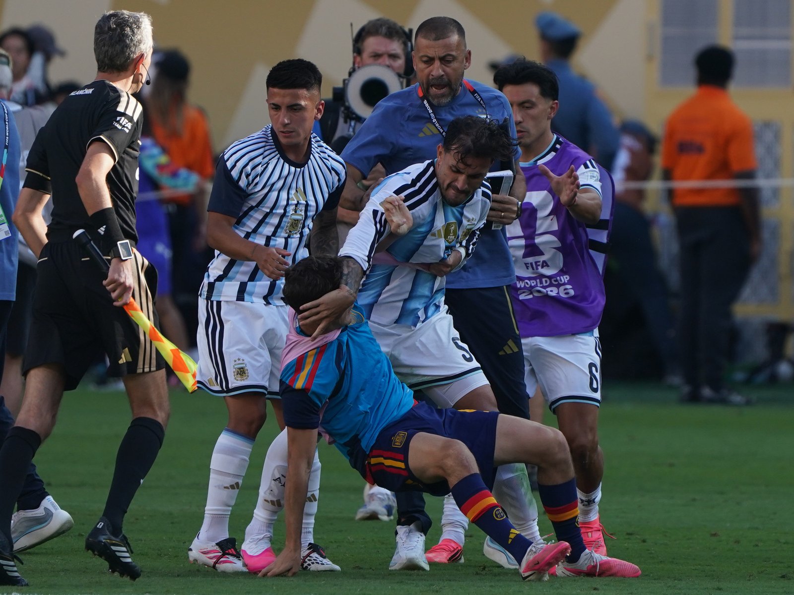 Cómo se originó la pelea entre jugadores de Argentina y España cuando terminó la final del Mundial
